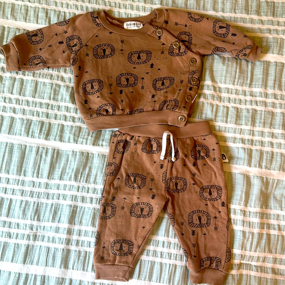 Baby jogging suit. 3-6 months.